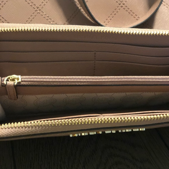 Michael Kors tote with cross body strap and wallet - Picture 4 of 4